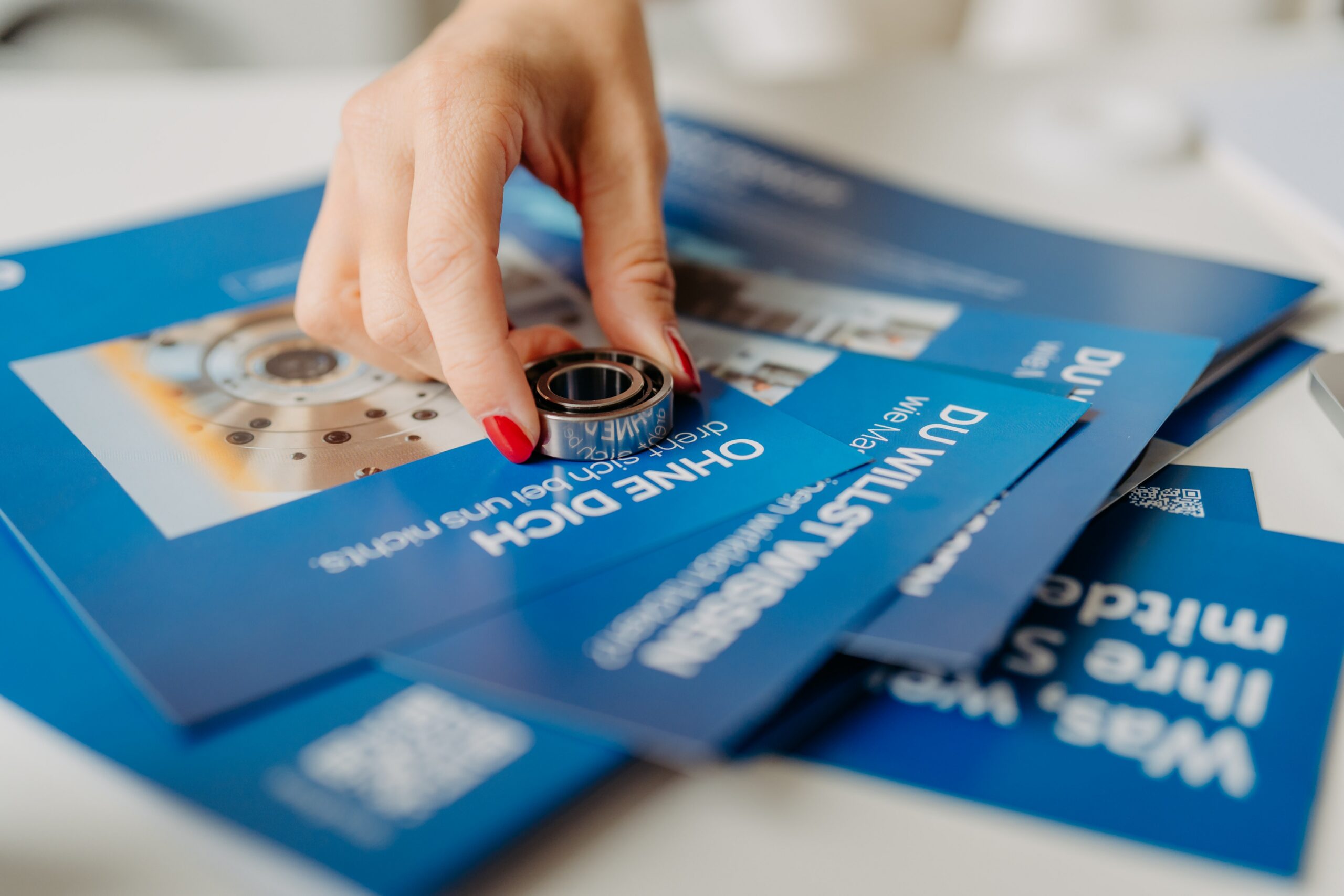 Flyer mit Hand